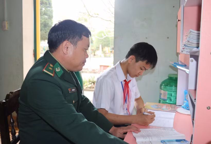 Điểm tựa biên cương xanh - Bài 2: Nâng bước học trò nghèo chinh phục tri thức