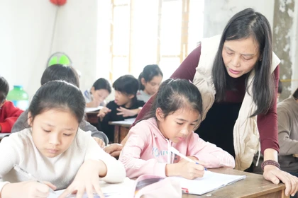 Lớp học tình thương nơi rốn lũ