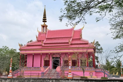 Ngôi chùa Nam tông Khmer màu hồng độc đáo