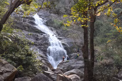 Khám phá vẻ đẹp của Thác Lụa - Sơn Tây Hạ