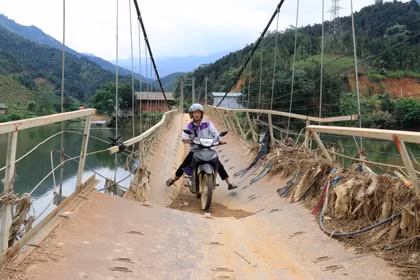 Sớm xây dựng cầu mới thay thế cầu treo Khe Hóp đã hư hỏng nặng