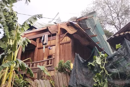 Gió lốc kèm mưa lớn gây thiệt hại tại miền Tây Nghệ An 