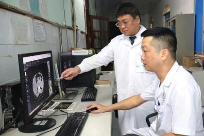 Người thầy thuốc bền bỉ cống hiến nơi địa đầu Tổ quốc