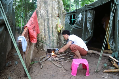 Trao tặng 10 tấn gạo cho các hộ nghèo, khó khăn tại xã biên giới Nhôn Mai