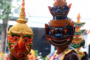 Lễ dâng nến và dâng bông đặc sắc trong văn hóa Phật giáo Nam tông Khmer