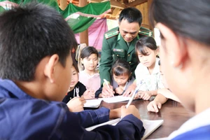 Điểm tựa biên cương xanh - Bài 3: Biên giới thắm tình hữu nghị