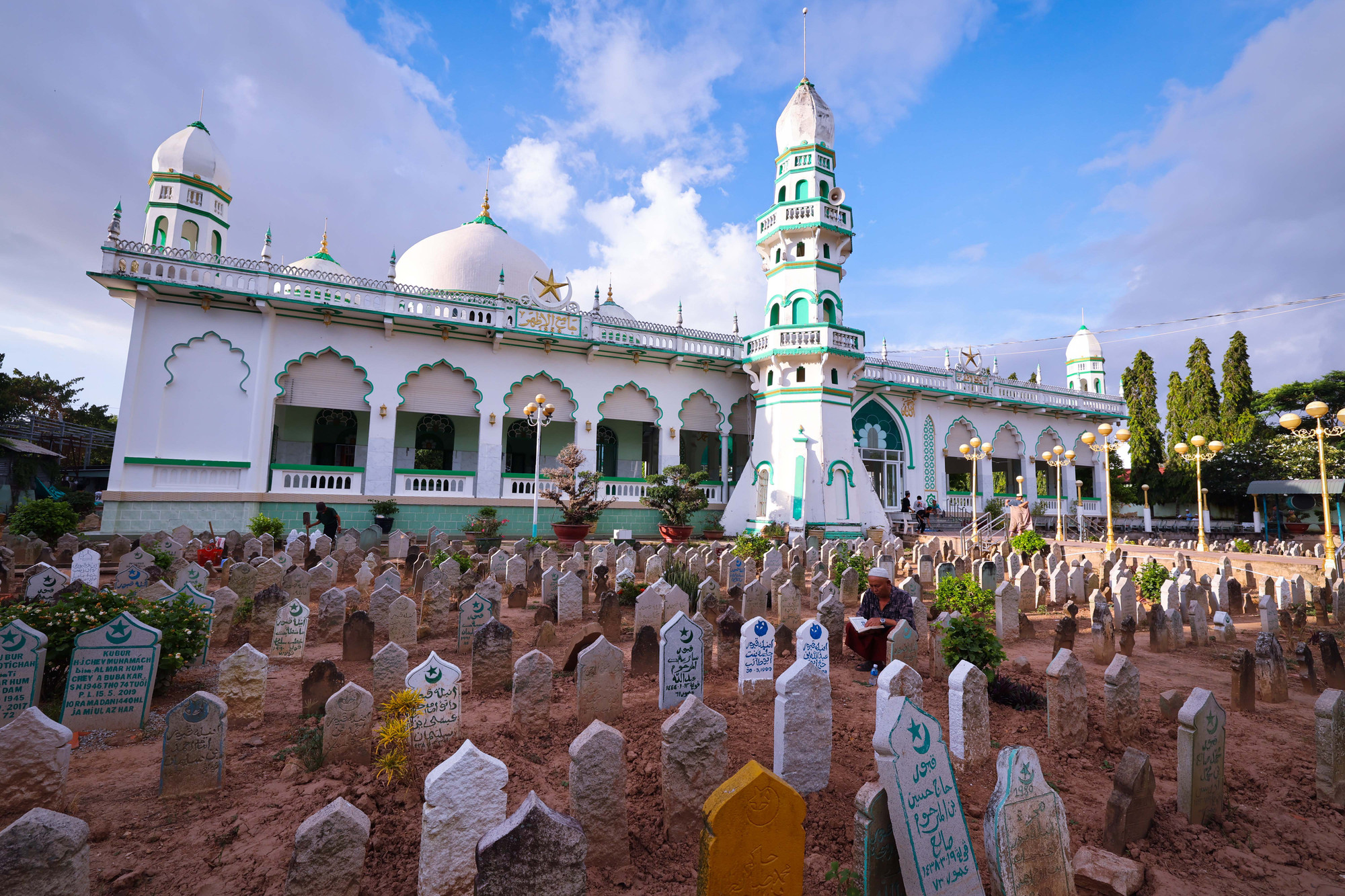 Masjid Jamiul Azhar, một trong những Thánh đường lớn nhất tại An Giang được xây dựng từ năm 1959 với mái vòm, biểu tượng trăng lưỡi liềm và các kiến trúc rõ nét Hồi Giáo. Đây cũng là công trình được coi là một trong những thánh đường Hồi giáo đẹp nhất Việt Nam. Masjid Jamiul Azhar, một trong những Thánh đường lớn nhất tại An Giang được xây dựng từ năm 1959 với mái vòm, biểu tượng trăng lưỡi liềm và các kiến trúc rõ nét Hồi Giáo. Đây cũng là công trình được coi là một trong những thánh đường Hồi giáo đẹp nhất Việt Nam.