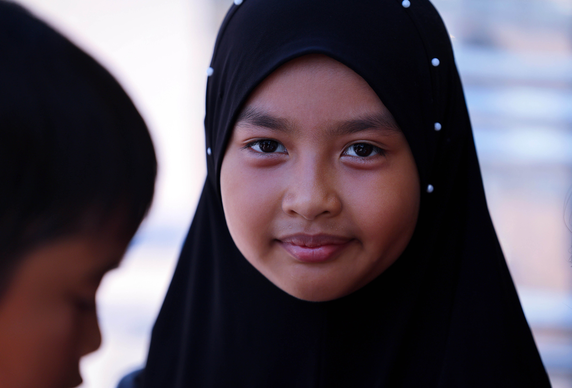 Bé gái Chăm thường mặc abaja và quấn khăn hijab ché kín phần tóc, một hình ảnh đặc trưng bên ngoài các Thánh đường ở Châu Phong. Bé gái Chăm thường mặc abaja và quấn khăn hijab ché kín phần tóc, một hình ảnh đặc trưng bên ngoài các Thánh đường ở Châu Phong.