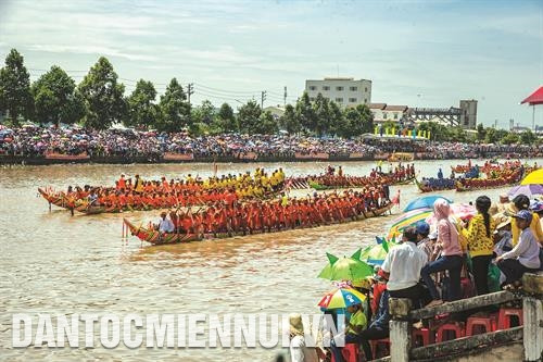Điểm nhấn của lễ hội Oóc Om Bóc là giải đua ghe Ngo năm 2017, thu hút 49 ghe nam và 12 ghe nữ trong và ngoài tỉnh tham dự 