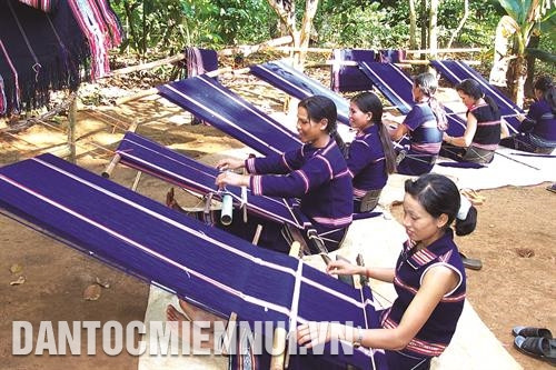 Hầu hết chị em phụ nữ dân tộc Jrai, Bahnar ở các làng đều biết dệt thổ cẩm