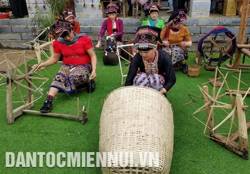 Dệt vải là nghề truyền thống của phụ nữ dân tộc Lào. Ảnh: Hoàng Tâm 