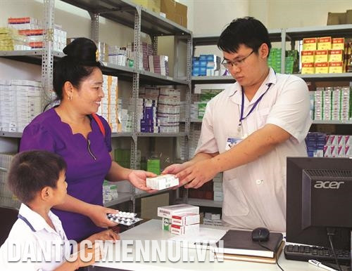 Cấp, phát thuốc miễn phí cho học sinh dân tộc theo chế độ bảo hiểm y tế