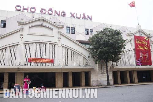 Chỉ vào sớm mồng 1 Tết, mọi người mới có thể thấy chợ Đồng Xuân vắng vẻ, yên bình. Ảnh: Hằng Nga
