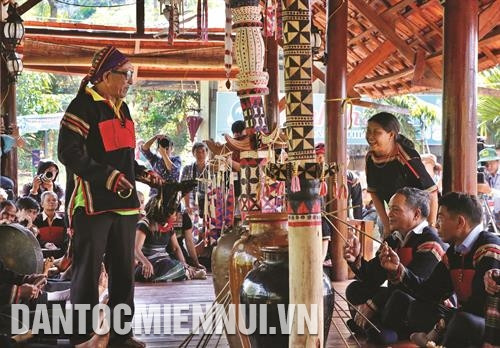 Ngày nay, tục kết nghĩa của người Ê-đê được tổ chức đơn giản hơn. Lễ vật bao gồm một con gà trống, ít nhất một ché rượu cần và hai chiếc vòng đeo tay để làm kỷ vật cho đôi bên. Ảnh: Dương Giang