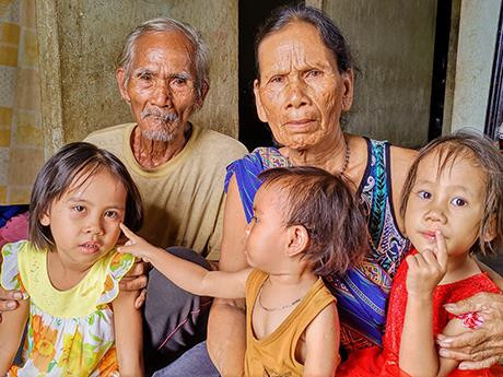 Già A Lưu cùng vợ và các cháu
