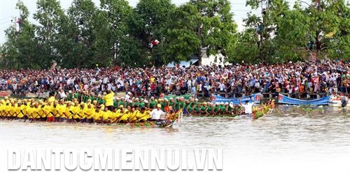 Đội ghe chùa Pong Tứk Chăs của tỉnh Sóc Trăng (áo vàng) giành cúp vô địch nội dung nam Giải đua ghe Ngo Sóc Trăng lần thứ IV khu vực Đồng bằng sông Cửu Long năm 2019 . Ảnh: Trung Hiếu