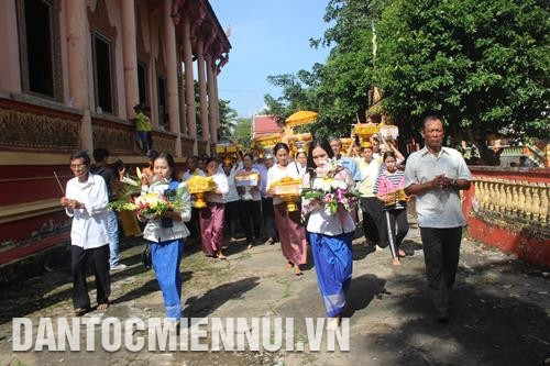 Trước khi các vật phẩm được dâng lên chư tăng thì đám rước Kathina diễu 3 vòng quanh chánh điện. Ảnh: Chanh Đa