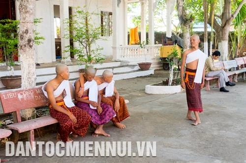 Tục xuất gia tu hành của thanh thiếu niên Khmer