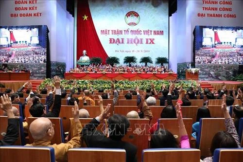 Các đại biểu biểu quyết, thông qua Chương trình Đại hội tại phiên họp trù bị. Ảnh: TTXVN