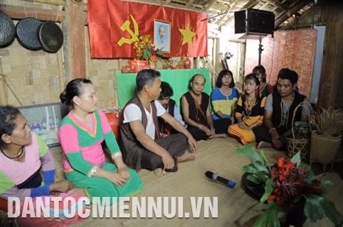 Đám cưới diễn ra ở nhà trai. Ảnh: Nam Sương