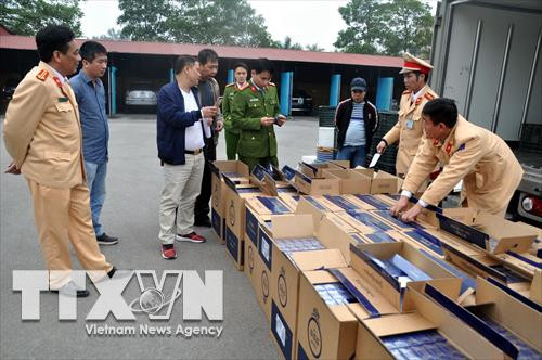 Lực lượng chức năng tỉnh Hải Dương bắt giữ lượng thuốc lá lậu lớn nhất trong nhiều năm trở lại đây. Ảnh: Mạnh Tú - TTXVN
