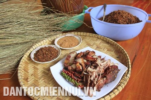 Thịt lợn gác bếp, muối kiến vàng, rượu cần là văn hóa ẩm thực không thể thiếu trong ngày Tết của người Jrai. Ảnh: Hồng Điệp