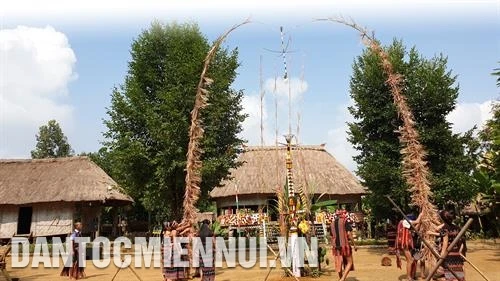 Cây nêu, cột lễ của đồng bào Cơ-tu được trang trí cầu kỳ dưới đôi bàn tay khéo léo của các nghệ nhân trong làng . Ảnh: Hoàng Hải