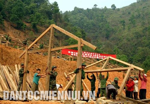 Bộ đội Biên phòng làm nhà đưa người dân La Hủ về lập bản Hà Si, ổn canh ổn cư. Ảnh: Việt Hoàng 