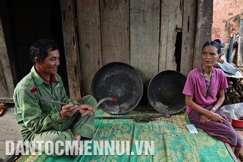 Chiêng tha là báu vật trong văn hóa của đồng bào Brâu. Ảnh: Minh Nhật