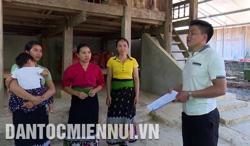 Anh Văn Hoài Hoài, trưởng bản Na Hồ, xã Sơn Điện, huyện vùng biên Quan Sơn (Thanh Hóa) tuyên truyền cho đồng bào hiểu về kiến thức phát triển kinh tế cũng như xóa bỏ những hủ tục lạc hậu. Ảnh: Nguyễn Nam
