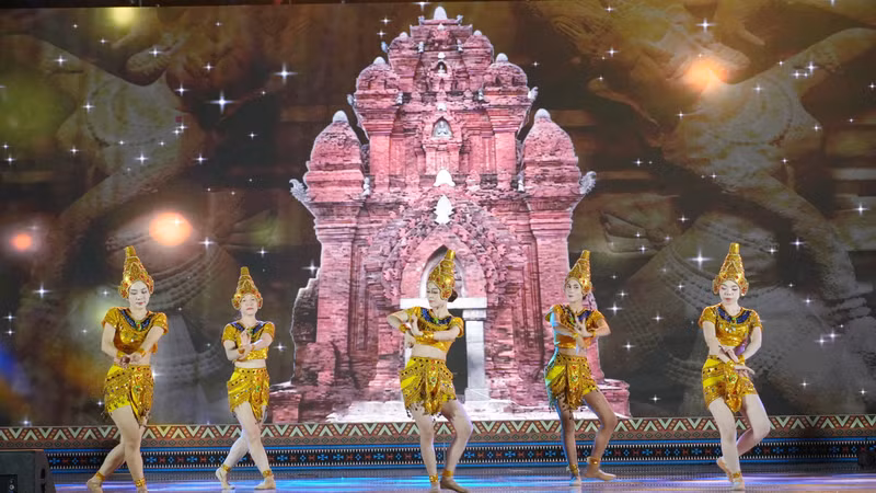 Gắn kết, tôn vinh bản sắc văn hóa các dân tộc