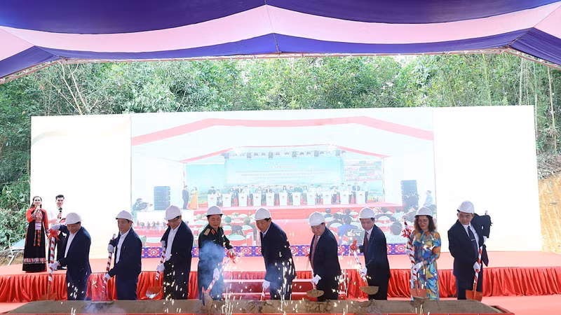 Đẩy nhanh tiến độ thi công các trường học vùng biên