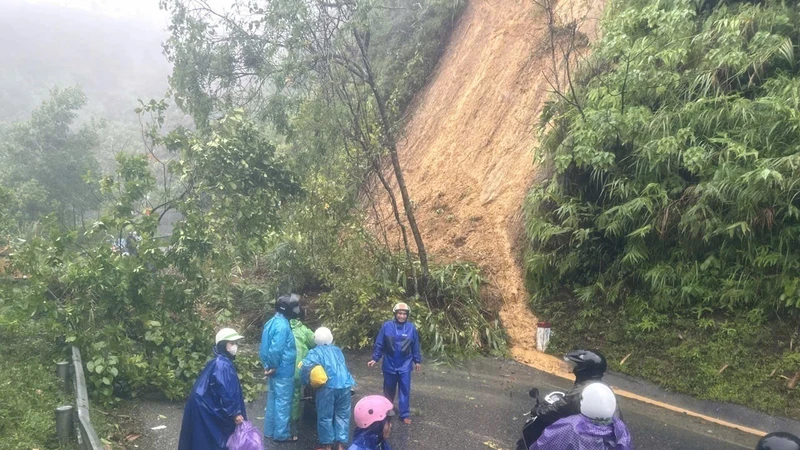 Quốc lộ 49 bị sạt lở, một số tuyến đường ở miền núi bị ngập do mưa lớn