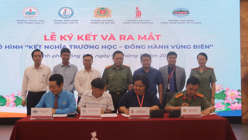 Ra mắt mô hình 'Kết nghĩa trường học - đồng hành vùng biên'