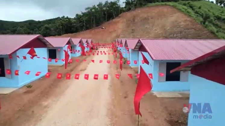 Khánh thành, bàn giao nhà ở cho người dân Điện Biên 