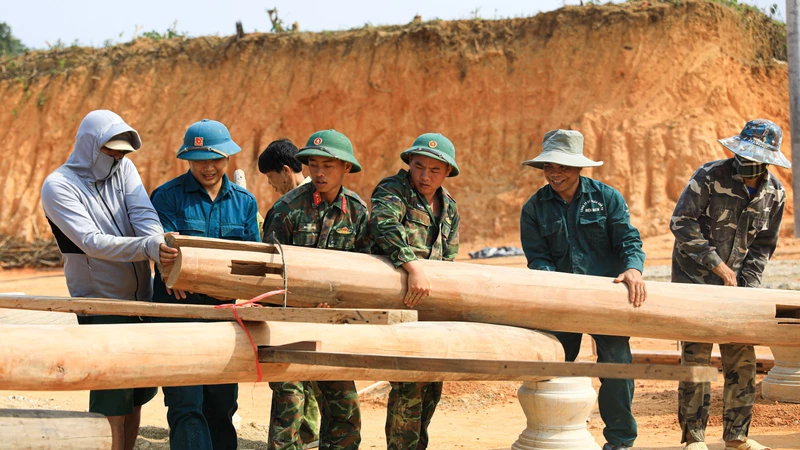 Bộ đội Cụ Hồ giúp người dân vùng thiên tai an cư tại nơi ở mới