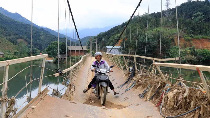 Sớm xây dựng cầu mới thay thế cầu treo Khe Hóp đã hư hỏng nặng