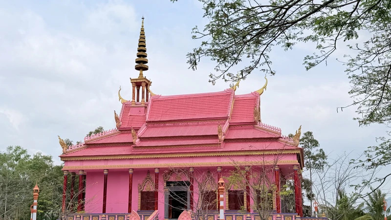 Ngôi chùa Nam tông Khmer màu hồng độc đáo