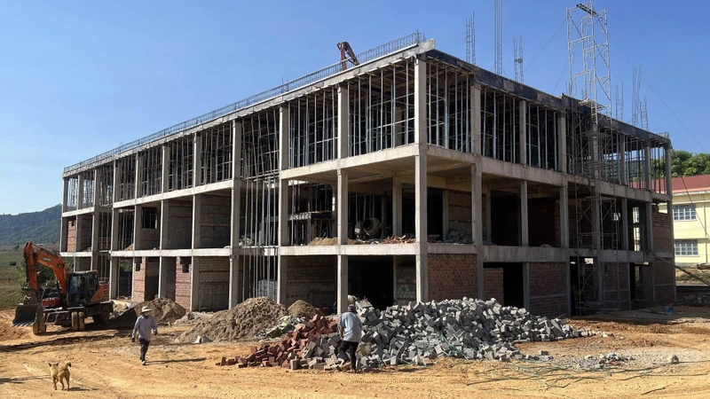 Khắc phục khó khăn, đẩy nhanh tiến độ xây dựng trường học tại vùng biên