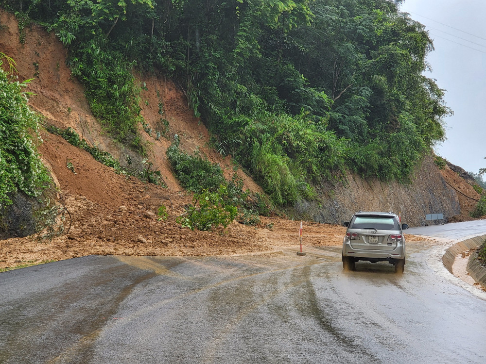 Sạt lở nghiêm trọng trên đèo Ngoạn Mục, Khánh Hòa: 14 điểm sạt lở gây ách tắc giao thông