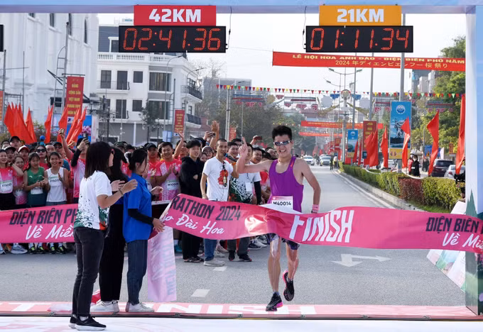 Gần 1.500 vận động viên trong nước và quốc tế dự giải chạy Điện Biên Phủ Marathon 2024 ảnh 5