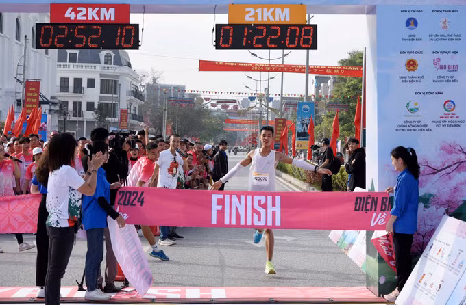 Gần 1.500 vận động viên trong nước và quốc tế dự giải chạy Điện Biên Phủ Marathon 2024 ảnh 6