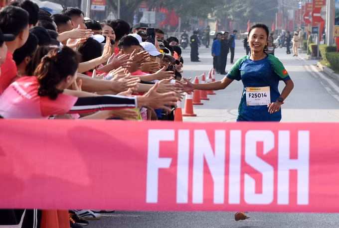 Gần 1.500 vận động viên trong nước và quốc tế dự giải chạy Điện Biên Phủ Marathon 2024 ảnh 7