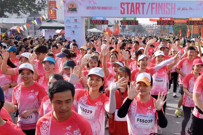 Gần 1.500 vận động viên trong nước và quốc tế dự giải chạy Điện Biên Phủ Marathon 2024 ảnh 2
