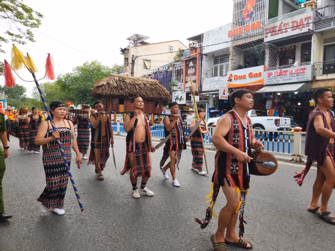Festival nghề truyền thống Huế 2023: Đặc sắc Lễ hội Quảng diễn đường phố ảnh 4