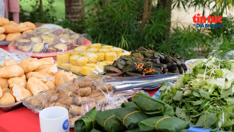 Đồng bào Khmer dâng y tắm mưa cầu siêu cho các anh hùng liệt sĩ