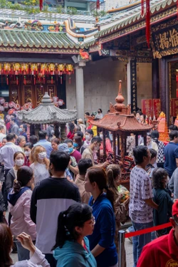 Hàng năm, vào dịp Lễ hội Nguyên Tiêu, đông đảo bà con người Hoa đã tề tựu về các hội quán để chiêm bái, thực hiện các hoạt động tín ngưỡng dân gian.