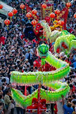 Sôi động diễu hành nghệ thuật đường phố mừng Lễ hội Nguyên tiêu