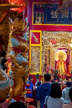 Vào dịp lễ lớn, bà con người Hoa ở phường Chợ Lớn luôn thể hiện lòng thành kính đối với Chủ tịch Hồ Chí Minh qua các hoạt động văn hóa truyền thống.