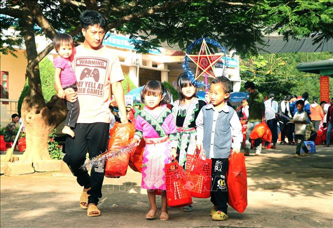 Phụ huynh và học sinh Trường Tiểu học Kim Chung, xã Phiêng Khoài, huyện Yên Châu, tỉnh Sơn La vui mừng khi được tham gia chương trình “Chợ Nhân đạo” với chủ đề “ Trăng sáng vùng biên”. Ảnh: Quang Quyết-TTXVN